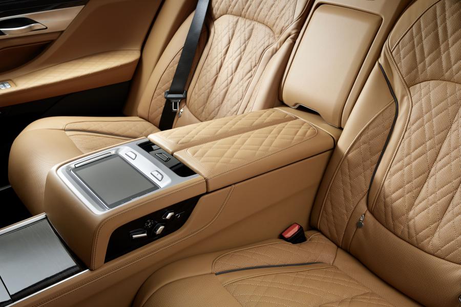 Интерьер BMW 750Li xDrive (G12) 2019 года  (WW) (фото 28 из 164)